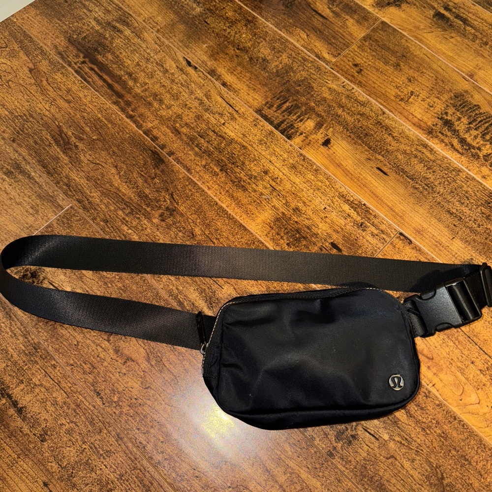 Lululemon Black Crossbody Bag everywhere belt bag
